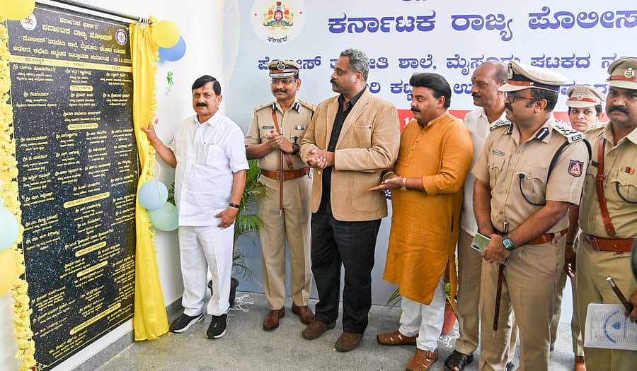 ಮೈಸೂರಿನಲ್ಲಿ ಪೋಲಿಸ್ ತರಬೇತಿ ಶಾಲೆಯ ನೂತನ ಆಡಳಿತ ಕಟ್ಟಡವನ್ನು ಗೃಹಸಚಿವ ಆರಗ ಜ್ಞಾನೇಂದ್ರ ಅವರು ಗುರುವಾರ ಉದ್ಘಾಟಿಸಿದರು. ಡಿಜಿಪಿ ಡಾ.ಪಿ.ರವೀಂದ್ರನಾಥ, ಎಡಿಜಿಪಿ ಅರುಣ್‌ ಚಕ್ರವರ್ತಿ, ದಕ್ಷಿಣ ವಲಯ ಐಜಿಪಿ ಮಧುಕರ್‌ ಪವಾರ್‌, ನಗರ ಪೊಲೀಸ್‌ ಆಯುಕ್ತ ಡಾ.ಚಂದ್ರಗುಪ್ತಾ, ಜಿಲ್ಲಾ ಪೊಲೀಸ್‌ ವರಿಷ್ಠಾಧಿಕಾರಿ ಆರ್‌.ಚೇತನ್‌ ಇದ್ದರು– ಪ್ರಜಾವಾಣಿ ಚಿತ್ರ