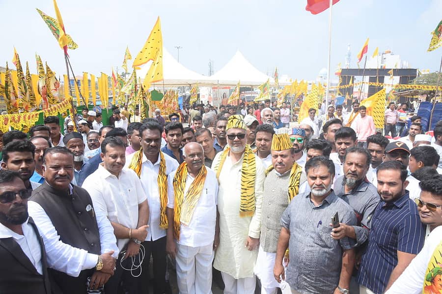 ಮೈಸೂರಿನ ರಾಜೀವ್ ನಗರದ ಅಲ್ ಬದರ್ ಮೈದಾನದಲ್ಲಿ ಕಾಂಗ್ರೆಸ್, ಜೆಡಿಎಸ್, ಆಮ್ ಆದ್ಮಿ ಪಕ್ಷ ಮತ್ತು ರೈತಸಂಘದಿಂದ ಗುರುವಾರ ಜಂಟಿಯಾಗಿ ನಡೆದ ಕನ್ನಡ ರಾಜ್ಯೋತ್ಸವ ಮತ್ತು ಟಿಪ್ಪು ಉತ್ಸವದಲ್ಲಿ ಶಾಸಕ ತನ್ವೀರ್ ಸೇಠ್, ವಿಧಾನ ಪರಿಷತ್ ಸದಸ್ಯ ಎಚ್.ವಿಶ್ವನಾಥ್, ಎಸ್ಡಿಪಿಐ ರಾಜ್ಯಘಟಕದ ಅಧ್ಯಕ್ಷ ಅಬ್ದುಲ್ ಮಜೀದ್, ಮಾಜಿ ಮೇಯರ್ ಅಯೂಬ್ ಖಾನ್ ಇದ್ದರು–ಪ್ರಜಾವಾಣಿ ಚಿತ್ರ