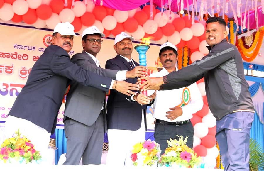 ಹಾವೇರಿ ನಗರದ ಜಿಲ್ಲಾ ಕ್ರೀಡಾಂಗಣದಲ್ಲಿ ಗುರುವಾರ ಪೊಲೀಸ್ ವಾರ್ಷಿಕ ಕ್ರೀಡಾಕೂಟಕ್ಕೆ ಜಿಲ್ಲಾಧಿಕಾರಿ ಚಾಲನೆ ನೀಡಿ, ಕ್ರೀಡಾಜ್ಯೋತಿ ಸ್ವೀಕರಿಸಿದರು. ಹೆಚ್ಚುವರಿ ಎಸ್ಪಿ ವಿಜಯಕುಮಾರ ಸಂತೋಷ, ಎಸ್ಪಿ ಹನುಮಂತರಾಯ, ಉಪವಿಭಾಗಾಧಿಕಾರಿ ಶಿವಾನಂದ ಉಳ್ಳೇಗಡ್ಡಿ ಇದ್ದಾರೆ