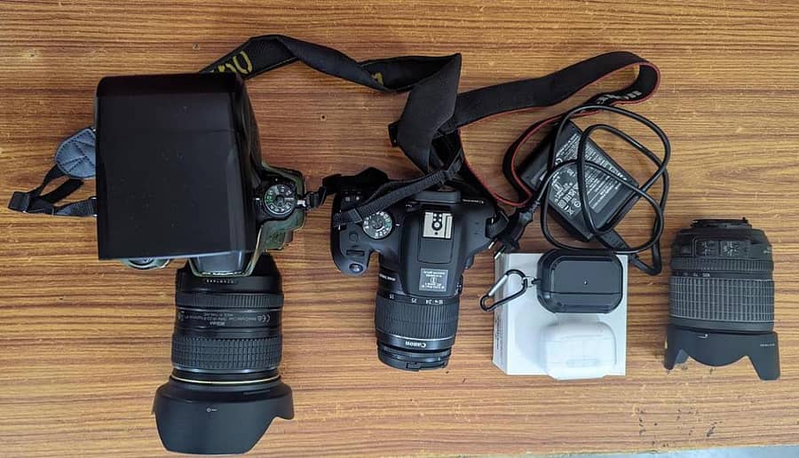 ಯಶವಂತಪುರ ಪೊಲೀಸರು ಆರೋಪಿಯಿಂದ ಜಪ್ತಿ ಮಾಡಿರುವ ಕ್ಯಾಮೆರಾಗಳು ಹಾಗೂ ಇಯರ್ ಪಾಡ್ಸ್