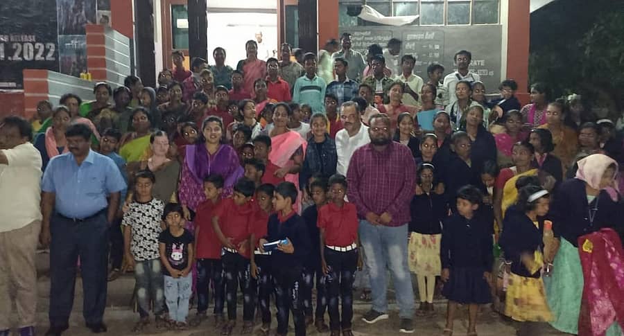 ಕೊಪ್ಪಳದಲ್ಲಿ ಗುರುವಾರ ಜಿಲ್ಲಾ ಪಂಚಾಯಿತಿ ಸಿಇಒ ಫೌಜಿಯಾ ತರುನ್ನಮ್ ಅವರೊಂದಿಗೆ ‘ಗಂಧದ ಗುಡಿ’ ಸಿನಿಮಾ ವೀಕ್ಷಿಸಿದ ಬಾಲಮಂದಿರದ ಮಕ್ಕಳು