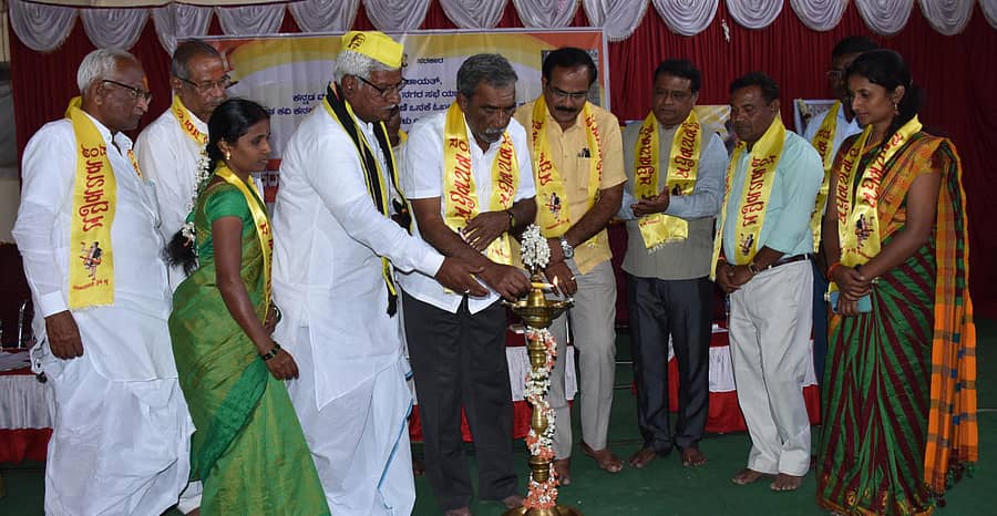 ಯಾದಗಿರಿಯಲ್ಲಿ ಜಿಲ್ಲಾಡಳಿತ, ಜಿಲ್ಲಾ ಪಂಚಾಯಿತಿ, ಕನ್ನಡ ಮತ್ತು ಸಂಸ್ಕೃತಿ ಇಲಾಖೆ, ನಗರಸಭೆಯಿಂದ ಸಂತ ಕವಿ ಕನಕದಾಸ, ವೀರ ರಾಣಿ ಒನಕೆ ಓಬವ್ವ ಜಯಂತ್ಯೋತ್ಸವನ್ನು ಶಾಸಕ ವೆಂಕಟರೆಡ್ಡಿ ಮುದ್ನಾಳ ಉದ್ಘಾಟಿಸಿದರು