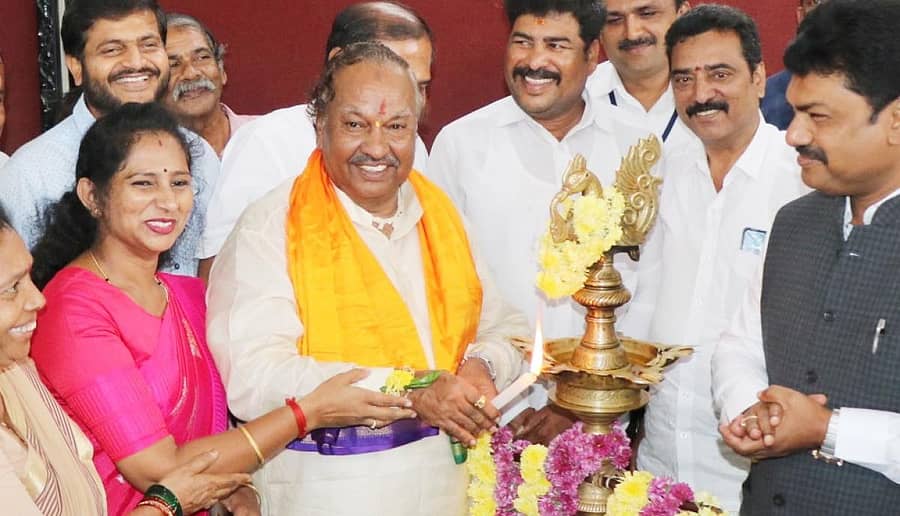 ಶಿವಮೊಗ್ಗದ ಕುವೆಂಪು ರಂಗಮಂದಿರದಲ್ಲಿ ನಡೆದ ಕನಕ ಜಯಂತಿ ಕಾರ್ಯಕ್ರಮವನ್ನು ಶಾಸಕ ಕೆ.ಎಸ್.ಈಶ್ವರಪ್ಪ ದೀಪ ಬೆಳಗುವ ಮೂಲಕ ಕಾರ್ಯಕ್ರಮ ಉದ್ಘಾಟಿಸಿದರು. ಸಂಸದ ಬಿ.ವೈ.ರಾಘವೇಂದ್ರ, ಮೇಯರ್ ಶಿವಕುಮಾರ್, ಮಹಾನಗರ ಪಾಲಿಕೆ ವಿರೋಧ ಪಕ್ಷದ ನಾಯಕಿ ರೇಖಾರಂಗನಾಥ್, ಸದಸ್ಯ ಎಚ್.ಸಿ.ಯೋಗೀಶ್ ಭಾಗಿಯಾಗಿದ್ದರು.