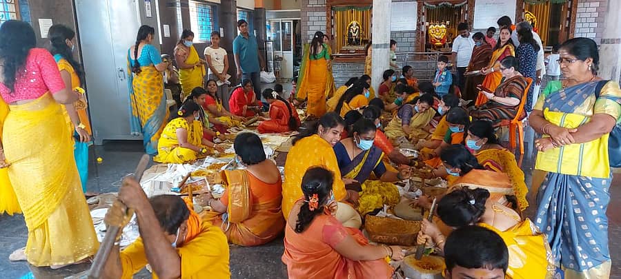 ಶಿವಮೊಗ್ಗದ ಕನಕ ನಗರದ ಬೀರಪ್ಪನ ಗುಡಿಯಲ್ಲಿ ಶುಕ್ರವಾರ ಆರಂಭವಾದ ಭಂಡಾರ ಜಾತ್ರೆಯಲ್ಲಿ ನೂರಾರು ಮಹಿಳೆಯರು ಅರಿಶಿನ ಬೀಸಿದರು