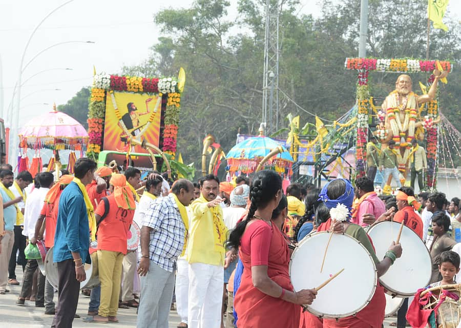 ಚಿತ್ರದುರ್ಗದಲ್ಲಿ ಕನಕದಾಸ ಭಾವಚಿತ್ರದ ಮೆರವಣಿಗೆ ಶುಕ್ರವಾರ ಭವ್ಯವಾಗಿ ನಡೆಯಿತು.