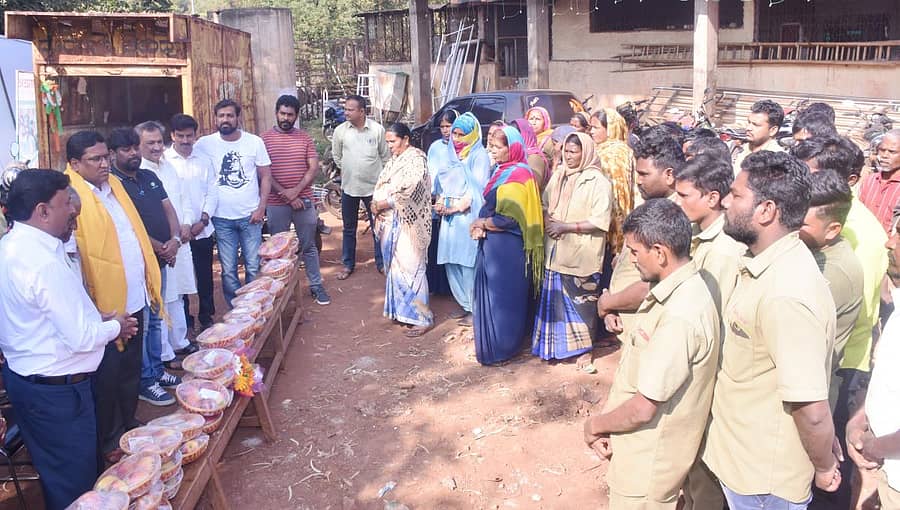 ಬೀದರ್‌ನಲ್ಲಿ ನಗರಸಭೆ ಸದಸ್ಯ ನಿತಿನ್ ಕರ್ಪೂರ ಅವರು ತಮ್ಮ ಜನ್ಮದಿನದ ಪ್ರಯುಕ್ತ ಪೌರ ಕಾರ್ಮಿಕರಿಗೆ ಹಣ್ಣು ವಿತರಿಸಿದರು