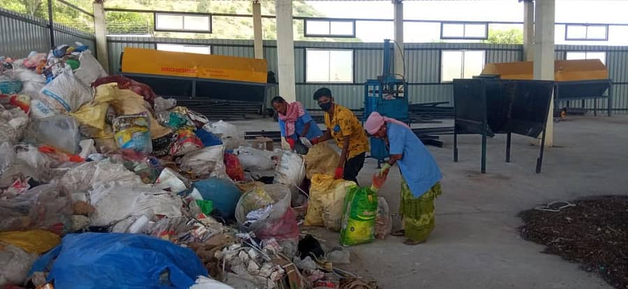 ಚಾಮರಾಜನಗರದ ಕರಿವರದರಾಜನಬೆಟ್ಟದ ತಪ್ಪಲಿನಲ್ಲಿರುವ ತ್ಯಾಜ್ಯ ಸಂಗ್ರಹ ಘಟಕದಲ್ಲಿ ಪ್ಲಾಸ್ಟಿಕ್ ಕಸ ನಿರ್ವಹಣೆಯಲ್ಲಿ ತೊಡಗಿರುವ ಕಾರ್ಮಿಕರು