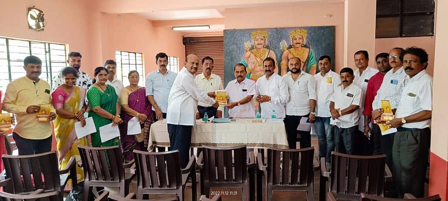 ಗೆಜ್ಜೆಗಿರಿ ಯಕ್ಷಗಾನ ಮೇಳದ ಪ್ರಾರಂಭೋತ್ಸವದ ಆಮಂತ್ರಣ ಪತ್ರಿಕೆಯನ್ನು ಬೆಳ್ತಂಗಡಿ ಗುರುನಾರಾಯಣ ಸ್ವಾಮಿ ಸಭಾಭವನದಲ್ಲಿ ಮಾಜಿ ಶಾಸಕ ಕೆ.ವಸಂತ ಬಂಗೇರ ಬಿಡುಗಡೆ ಮಾಡಿದರು.