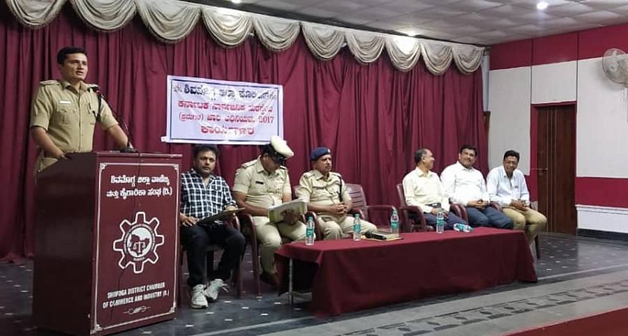ಶಿವಮೊಗ್ಗದಲ್ಲಿ ಶನಿವಾರ ನಡೆದ ಚಿನ್ನ–ಬೆಳ್ಳಿ ವರ್ತಕರೊಂದಿಗಿನ ಸಭೆಯಲ್ಲಿ ಎಸ್ಪಿ ಜಿ.ಕೆ.ಮಿಥುನ್ಕುಮಾರ್ ಮಾತನಾಡಿದರು