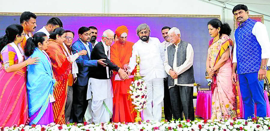 ತುಮಕೂರಿನ ಸಿದ್ಧಗಂಗಾ ಮಠದ ಆವರಣದಲ್ಲಿ ಅಖಿಲ ಭಾರತ ವೀರಶೈವ ಲಿಂಗಾಯತರ ಮಹಾಸಭಾ ಹಮ್ಮಿಕೊಂಡಿರುವ ಬೆಂಗಳೂರು ವಿಭಾಗ ಮಟ್ಟದ ಸಮಾವೇಶವನ್ನು ಶನಿವಾರ ಶಾಸಕ ಈಶ್ವರ ಖಂಡ್ರೆ ಉದ್ಘಾಟಿಸಿದರು. ಸಿದ್ಧಲಿಂಗ ಸ್ವಾಮೀಜಿ, ಮಹಾಸಭಾ ಹಿರಿಯ ಉಪಾಧ್ಯಕ್ಷ ಎನ್.ತಿಪ್ಪಣ್ಣ, ರಾಜ್ಯ ಘಟಕದ ಅಧ್ಯಕ್ಷ ನಟರಾಜ್ ಸಾಗರನಹಳ್ಳಿ, ಮಹಿಳಾ ಘಟಕದ ಅಧ್ಯಕ್ಷೆ ಅರುಣಾದೇವಿ, ಮುಖಂಡರಾದ ಟಿ.ಬಿ.ಶೇಖರ್, ರಾಜಶೇಖರ್, ಎಂ.ಎನ್.ಶಶಿಧರ್ ಇತರರು ಉಪಸ್ಥಿತರಿದ್ದರು