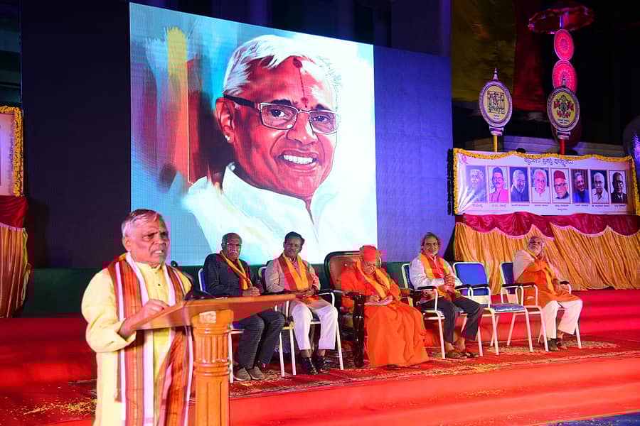 ಸಿರಿಗೆರೆಯಲ್ಲಿ ನಡೆದ ಕರ್ನಾಟಕ ರಾಜ್ಯೋತ್ಸವ ಕಾರ್ಯಕ್ರಮದಲ್ಲಿ ಹಿರೇಮಗಳೂರು ಕಣ್ಣನ್ ಮಾತನಾಡಿದರು.