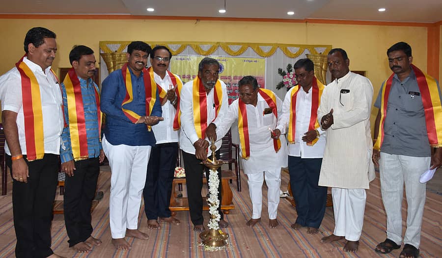 ಯಾದಗಿರಿಯಲ್ಲಿ ಜಿಲ್ಲಾ ಕನ್ನಡ ಸಾಹಿತ್ಯ ಪರಿಷತ್ತು ವತಿಯಿಂದ 67 ನೇ ಕನ್ನಡ ರಾಜ್ಯೋತ್ಸವ ಮತ್ತು ವಿವಿಧ ಸ್ಪರ್ಧೆಗಳಲ್ಲಿ ವಿಜೇತರಾದ ವಿದ್ಯಾರ್ಥಿಗಳಿಗೆ ಸತ್ಕಾರ ಸಮಾರಂಭವನ್ನು ಶಾಸಕ ವೆಂಕಟರಡ್ಡಿಗೌಡ ಮುದ್ನಾಳ ಉದ್ಘಾಟಿಸಿದರು