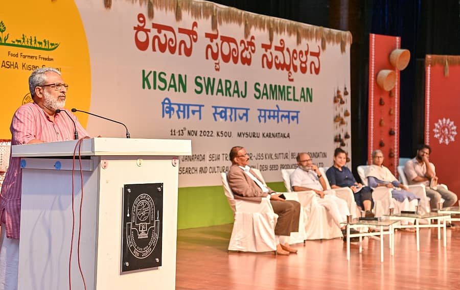 ಮೈಸೂರಿನ ಮುಕ್ತ ಗಂಗೋತ್ರಿಯಲ್ಲಿ ಭಾನುವಾರ ನಡೆದ ಕಿಸಾನ್ ಸ್ವರಾಜ್ ಸಮ್ಮೇಳನದ ಸಮಾರೋಪದಲ್ಲಿ ಸಂಘಟಕ ಶ್ರೀಧರ್ ರಾಧಾಕೃಷ್ಣನ್ ಮಾತನಾಡಿದರು. ಕೆಎಸ್ಒಯು ಕುಲಸಚಿವ ಖಾದರ್ ಪಾಷಾ, ರಾಜ್ಯಸಭಾ ಸದಸ್ಯ ಅನಿಲ್ ಹೆಗ್ಡೆ, ರೈತ ಮಹಿಳೆಯರ ಹಕ್ಕುಗಳ ಹೋರಾಟಗಾರ್ತಿ ಆಶ್ಲೇಶಾ ಖಾದ್ಸೆ, ಉಷಾ ಸೂಲಪಾಣಿ, ಕಾರ್ತಿಕ್ ಗುಣಸೇಖರ್ ಇದ್ದಾರೆ/ ಪ್ರಜಾವಾಣಿ ಚಿತ್ರ