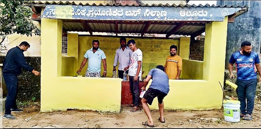 ನಿರ್ಲಕ್ಷಕ್ಕೆ ಒಳಗಾಗಿದ್ದ ಆಲ್ದೂರು ಕೆಳ ಬಸ್‌ ಪ್ರಯಾಣಿಕರ ತಂಗುದಾಣವನ್ನು ಭಾನುವಾರ ಶುಚಿಗೊಳಿಸಲಾಯಿತು.