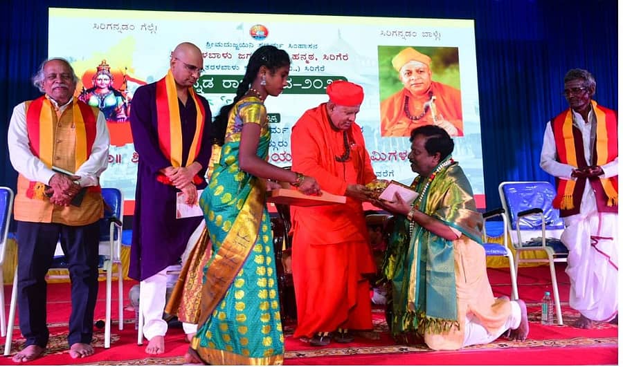 ಸಿರಿಗೆರೆಯಲ್ಲಿ ನಡೆದ ರಾಜ್ಯೋತ್ಸವ ಕಾರ್ಯಕ್ರಮದಲ್ಲಿ ಟಿ.ಎಸ್. ನಾಗಾಭರಣ ಸನ್ಮಾನ ಸ್ವೀಕರಿಸಿದ ಪರಿ.