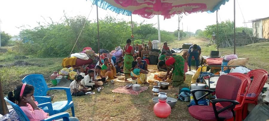 ಸಾಬಣ್ಣ ಮಾದರ ಅವರ ಕುಟುಂಬ ಸ್ವಜಾತಿಯವರಿಂದಲೇ ಬಹಿಷ್ಕಾರಕ್ಕೊಳಗಾಗಿ ಬೀದಿಯಲ್ಲಿಯೇ ಬದುಕು ಸಾಗಿಸುತ್ತಿದೆ