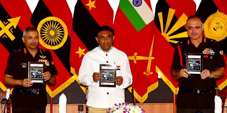 ಬೆಂಗಳೂರಿನಲ್ಲಿ ನೂತನವಾಗಿ ಪ್ರಾರಂಭಿಸಿರುವ ಪ್ರಾದೇಶಿಕ ತಂತ್ರಜ್ಞಾನ ಕೇಂದ್ರವನ್ನು ಸೋಮವಾರ ಉದ್ಘಾಟನೆ ಮಾಡಲಾಯಿತು. (ಎಡದಿಂದ) ಭೂ ಸೇನಾ ಉಪ ಮುಖ್ಯಸ್ಥ ಲೆಫ್ಟಿನೆಂಟ್ ಜನರಲ್ ಬಿ.ಎಸ್. ರಾಜು, ಆರೋಗ್ಯ ಸಚಿವ ಕೆ. ಸುಧಾಕರ್, ಮೇಜರ್ ಜನರಲ್ ಸಂದೀಪ್ ಮಹಾಜನ್ ಇದ್ದಾರೆ.–ಪ್ರಜಾವಾಣಿ ಚಿತ್ರ