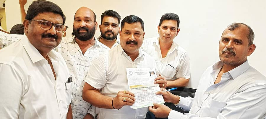 ಉಡುಪಿ ವಿಧಾನಸಭಾ ಕ್ಷೇತ್ರದ ಆಕಾಂಕ್ಷಿಯಾಗಿ ಹಾಲಿ ಉಡುಪಿ ಬ್ಲಾಕ್ ಕಾಂಗ್ರೆಸ್ ಅಧ್ಯಕ್ಷ ರಮೇಶ್ ಕಾಂಚನ್ ಸೋಮವಾರ ಬೆಂಗಳೂರಿನ ಕೆಪಿಸಿಸಿ ಕಚೇರಿಯಲ್ಲಿ ಅರ್ಜಿ ಸಲ್ಲಿಸಿದರು.