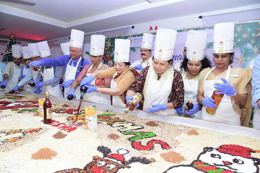 ಮಣಿಪಾಲದ ವೆಲ್‌ಕಮ್‌ ಗ್ರೂಪ್‌ ಗ್ರಾಜುಯೇಟ್ ಸ್ಕೂಲ್ ಆಫ್‌ ಹೋಟೆಲ್‌ ಅಡ್ಮಿನಿಸ್ಟ್ರೇಷನ್‌ನಿಂದ ಸೋಮವಾರ ವಾರ್ಷಿಕ ಕ್ರಿಸ್‌ಮಸ್‌ ಕೇಕ್‌ ಫ್ರೂಟ್‌ ಮಿಕ್ಸಿಂಗ್‌ ಕಾರ್ಯಕ್ರಮ ನಡೆಯಿತು.