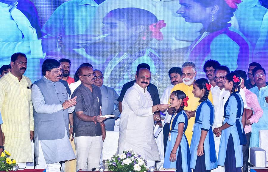 ಕಲಬುರಗಿ ತಾಲ್ಲೂಕಿನ ಮಡಿಯಾಳ ಗ್ರಾಮದಲ್ಲಿ ನೂತನ ಶಾಲಾ ಕೊಠಡಿಗಳ ನಿರ್ಮಾಣಕ್ಕೆ ಚಾಲನೆ ನೀಡಿದ ಮುಖ್ಯಮಂತ್ರಿ ಬಸವರಾಜ ಬೊಮ್ಮಾಯಿ ಅವರು ಮಕ್ಕಳಿಗೆ ಸಿಹಿ ತಿನ್ನಿಸಿದರು. ಶಾಸಕ ಬಸವರಾಜ ಮತ್ತಿಮಡು, ಸಚಿವರಾದ ಮುರುಗೇಶ ನಿರಾಣಿ, ಬಿ.ಸಿ. ನಾಗೇಶ್, ವಿಧಾನಪರಿಷತ್ ಸದಸ್ಯ ಶಶೀಲ್ ನಮೋಶಿ ಇದ್ದರು