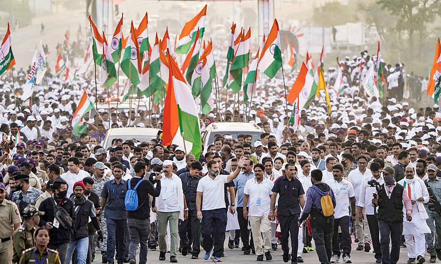 ಮಹಾರಾಷ್ಟ್ರದ ಹಿಂಗೋಲಿ ಪ್ರವೇಶಿದ ಕಾಂಗ್ರೆಸ್ನ ಭಾರತ್ ಜೋಡೋ ಯಾತ್ರೆಯಲ್ಲಿ ಕಾರ್ಯಕರ್ತರೊಂದಿಗೆ ಕಾಂಗ್ರೆಸ್ ನಾಯಕ ರಾಹುಲ್ ಗಾಂಧಿ ಹೆಜ್ಜೆ ಹಾಕಿದರು. – ಪಿಟಿಐ ಚಿತ್ರ