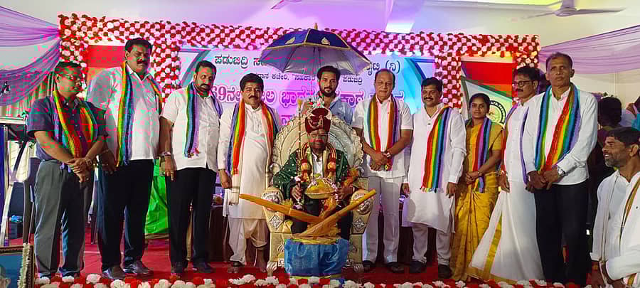 ಪಡುಬಿದ್ರಿ ಸಹಕಾರಿ ವ್ಯವಸಾಯಿಕ ಸೊಸೈಟಿ ಆಶ್ರಯದಲ್ಲಿ ಸೋಮವಾರ ನಡೆದ 69ನೇ ಅಖಿಲ ಭಾರತ ಸಹಕಾರ ಸಪ್ತಾಹ ಅಂಗವಾಗಿ ರೈತರ ಸಮಾವೇಶದಲ್ಲಿ ಡಿಸಿಸಿ ಬ್ಯಾಂಕ್ ಅಧ್ಯಕ್ಷ ಎಂ.ಎನ್. ರಾಜೇಂದ್ರ ಕುಮಾರ್ ಅವರನ್ನು ಸನ್ಮಾನಿಸಲಾಯಿತು