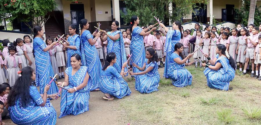 ಮಕ್ಕಳ ದಿನವಾದ ಸೋಮವಾರ ಚಾಮರಾಜನಗರದ ಯೂನಿವರ್ಸಲ್‌ ಸ್ಕೂಲ್‌ನ ಶಿಕ್ಷಕಿಯರು ಮಕ್ಕಳ ಮುಂದೆ ಕೋಲಾಟ ನೃತ್ಯ ಮಾಡಿದರು