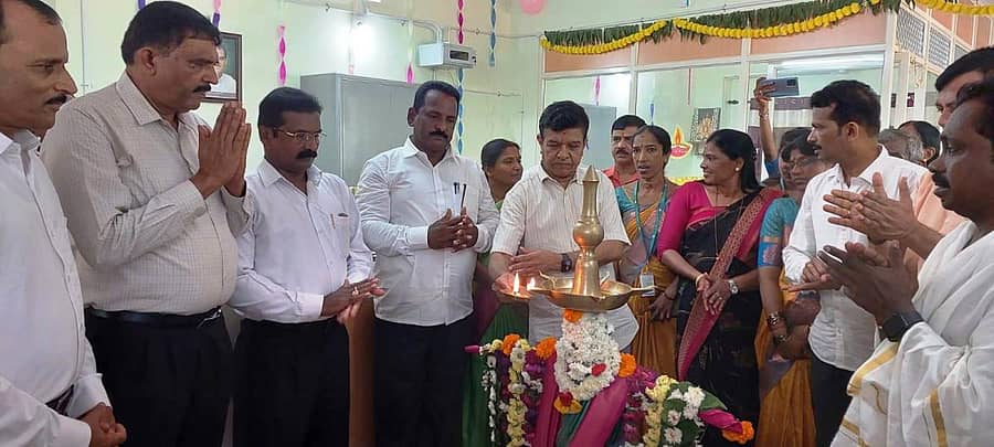 ಕುಂದಾಪುರ ಸಮೀಪದ ಕೋಟೇಶ್ವರದ ಹಾಲಾಡಿ ರಸ್ತೆಯ ಗುರುಕೃಪಾ ಕಾಂಪ್ಲೆಕ್ಸ್‌ನಲ್ಲಿ ಸೋಮವಾರ ಧರ್ಮಸ್ಥಳ ಗ್ರಾಮಾಭಿವೃದ್ಧಿ ಯೋಜನೆಯ ಕುಂದಾಪುರ ಕಚೇರಿ-2 ಅನ್ನು ಯೋಜನೆಯ ಕಾರ್ಯನಿರ್ವಾಹಕ ನಿರ್ದೇಶಕ ಡಾ.ಎಲ್.ಎಚ್.ಮಂಜುನಾಥ್ ಉದ್ಘಾಟಿಸಿದರು