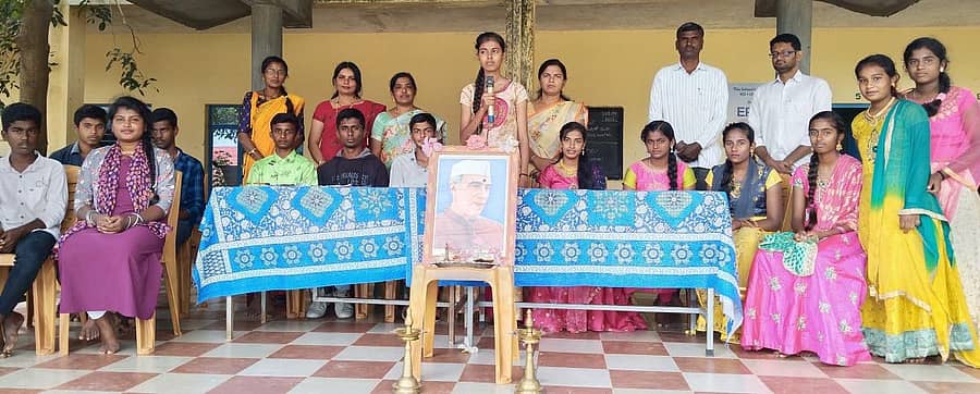 ಕೋಲಾರ ತಾಲ್ಲೂಕಿನ ಅರಾಭಿಕೊತ್ತನೂರು ಸರ್ಕಾರಿ ಪ್ರೌಢಶಾಲೆಯಲ್ಲಿ ಮಕ್ಕಳ ದಿನಾಚರಣೆಯಲ್ಲಿ ಮಕ್ಕಳೇ ಅಧ್ಯಕ್ಷತೆ ಹಾಗೂ ಅತಿಥಿಗಳಾಗಿ ಕಾರ್ಯಕ್ರಮ ನಡೆಸಿಕೊಟ್ಟರು