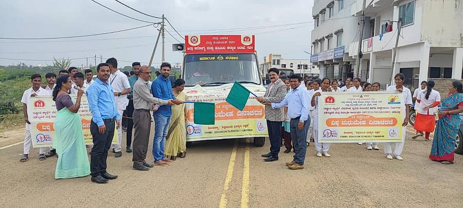 ವಿಶ್ವ ಮಧುಮೇಹ ದಿನದ ಅಂಗವಾಗಿ ಸೋಮವಾರ ನಂದಿಕೇಶ್ವರ ನಗರದಲ್ಲಿ ಮಧುಮೇಹ ಕುರಿತು ಅರಿವು ಮೂಡಿಸುವ ಜನಜಾಗೃತಿ ಜಾಥಾಕ್ಕೆ ಡಿಎಚ್ಒ ಡಾ. ಜಗದೀಶ್ ನುಚ್ಚಿನ ಚಾಲನೆ ನೀಡಿದರು