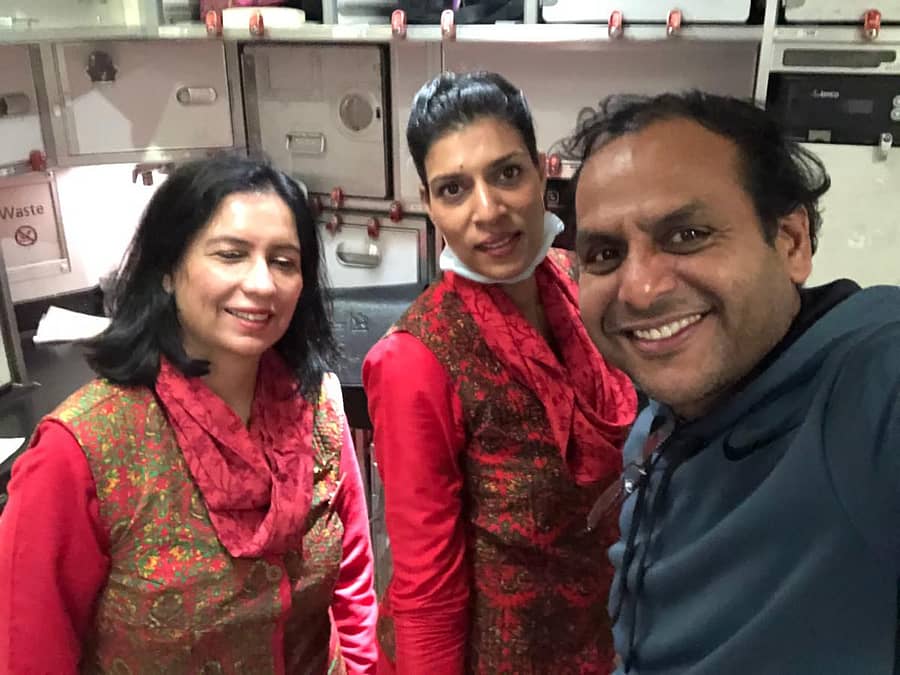 ವಿಮಾನದಲ್ಲಿದ್ದ ಸಿಬ್ಬಂದಿ ಜತೆ ಡಾ. ವಿಶ್ವರಾಜ್ ವೇಮಲ