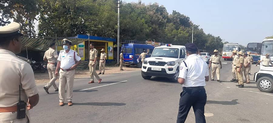 ಕಲಬುರಗಿ ವಿಮಾನ ನಿಲ್ದಾಣದ ಬಳಿ ಡಿಸಿಪಿ ದೀಪನ್ ಎಂ.ಎನ್. ನೇತೃತ್ವದಲ್ಲಿ ಬಂದೋಬಸ್ತ್ ಮಾಡಿದ್ದ ಪೊಲೀಸರು