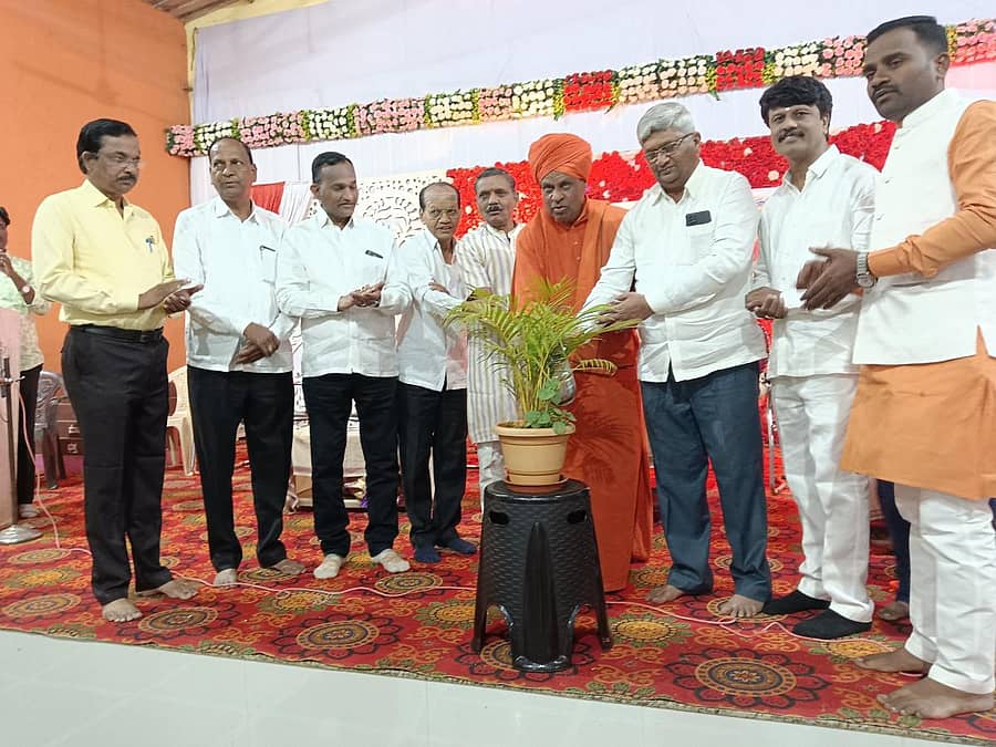 ಬೀದರ್ನ ಬಸವ ಕೇಂದ್ರದಲ್ಲಿ ಆಯೋಜಿಸಿದ್ದ ಕನ್ನಡ ರಾಜ್ಯೋತ್ಸವ ಕಾರ್ಯಕ್ರಮವನ್ನು ಸಾಹಿತಿ ಪ್ರೊ.ಸಿದ್ರಾಮಪ್ಪ ಮಾಸಿಮಾಡೆ ಉದ್ಘಾಟಿಸಿದರು