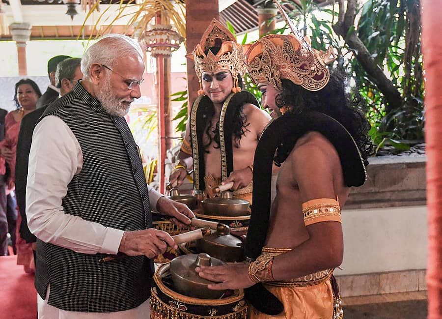 ಭಾರತೀಯ ಕಲಾವಿದರೊಂದಿಗೆ ಪ್ರಧಾನಿ ನರೇಂದ್ರ ಮೋದಿ ಮಾತುಕತೆ ನಡೆಸಿದರು –ಪಿಟಿಐ ಚಿತ್ರ