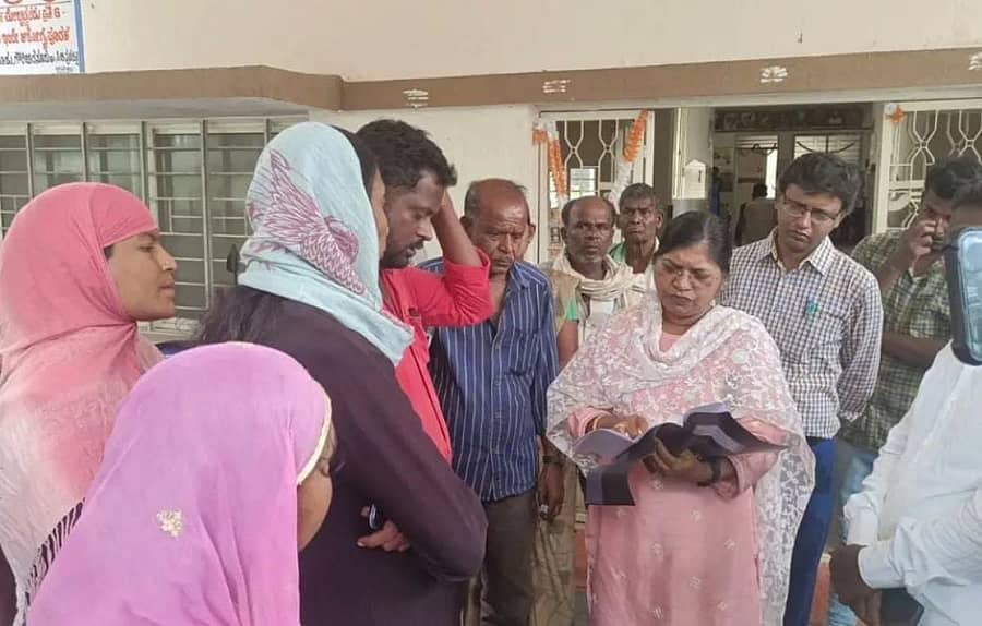 ನಾಯಿ ಕಡಿತಕ್ಕೆ ಒಳಗಾಗಿ ಮೃತಪಟ್ಟ ಗೌರಿಬಿದನೂರು ತಾಲ್ಲೂಕಿನ ಕೋಟಾಲದಿನ್ನೆ ಗ್ರಾಮದ ಸಮೀರ್ ಪೋಷಕರು ಹೊಸೂರು ಆರೋಗ್ಯ ಕೇಂದ್ರದ ಎದುರು ಪ್ರತಿಭಟಿಸಿದ್ದು ಈ ವೇಳೆ ತಾಲ್ಲೂಕು ಆರೋಗ್ಯಾಧಿಕಾರಿ ರತ್ನಮ್ಮ ಮಾಹಿತಿ ಪಡೆದರು