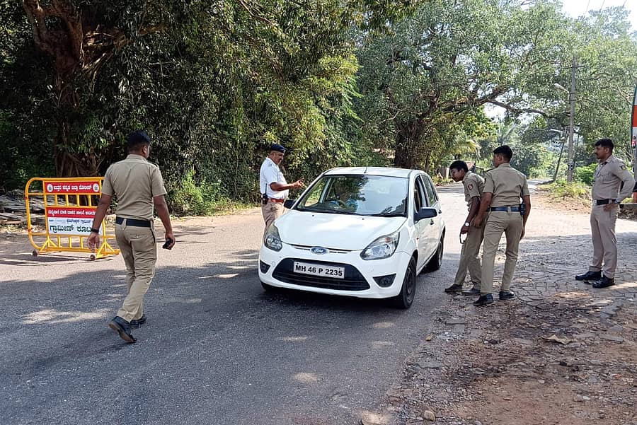 ‘ಸಾಗರ ಕಣ್ಗಾವಲು’ ಕಾರ್ಯಾಚರಣೆಯ ಭಾಗವಾಗಿ ಮಂಗಳವಾರ, ಕಾರವಾರದ ಬೈತಖೋಲ್ ಬಂದರಿನ ಸಮೀಪ ರಾಷ್ಟ್ರೀಯ ಹೆದ್ದಾರಿಯಲ್ಲಿ ಪೊಲೀಸರು ವಾಹನ ತಪಾಸಣೆ ನಡೆಸಿದರು