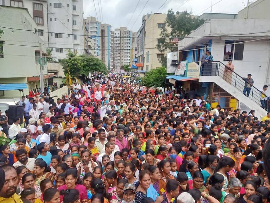 ಆರ್.ಕೆ ರಮೇಶ್ ಅಭಿಮಾನಿ ಬಳಗ ಆಯೋಜಿಸಿದ್ದ ಕಾರ್ಯಕ್ರಮದಲ್ಲಿ ಭಾಗವಹಿಸಿದ್ದ ನೂರಾರು ಮಹಿಳೆಯರು. 