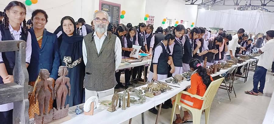 ಪುರಾತನ ವಸ್ತುಗಳ ವಸ್ತು ಪ್ರದರ್ಶನವನ್ನು ಮಂಗಳವಾರ ವಿದ್ಯಾರ್ಥಿಗಳು ವೀಕ್ಷಿಸಿದರು. ವಕೀಲ ಅಶೋಕ್ ಇದ್ದರು