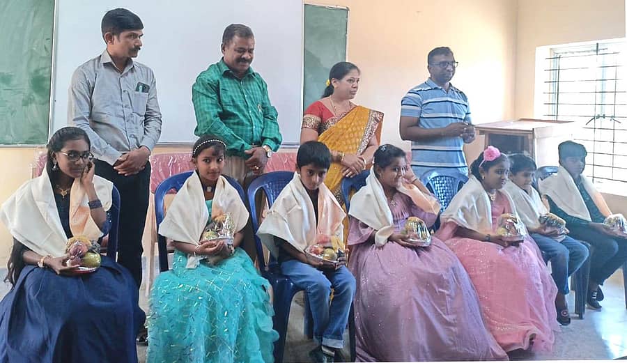 ಸಪ್ತಾಸ್ಮಿ ಕಿರುಚಿತ್ರದಲ್ಲಿ ನಟಿಸಿದ ಪುಟಾಣಿಗಳನ್ನು ಸನ್ಮಾನಿಸಲಾಯಿತು. ಭಾಗ್ಯ ನಂಜುಂಡಸ್ವಾಮಿ, ಡಾ.ಕೆ.ಉಮೇಶ್, ಡಾ.ಸರವಣ ಕದಿರುವೇಲು ಇದ್ದರು