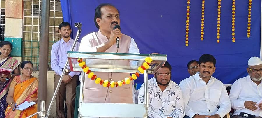 ಹುಬ್ಬಳ್ಳಿಯ ಸದಾಶಿವ ನಗರದ ಸರ್ಕಾರಿ ಉರ್ದು ಶಾಲೆಯಲ್ಲಿ ಕೊಠಡಿಗಳ ನಿರ್ಮಾಣ ಕಾಮಗಾರಿ ಭೂಮಿಪೂಜೆ ಕಾರ್ಯಕ್ರಮದಲ್ಲಿ ಶಾಸಕ ಪ್ರಸಾದ ಅಬ್ಬಯ್ಯ ಮಾತನಾಡಿದರು