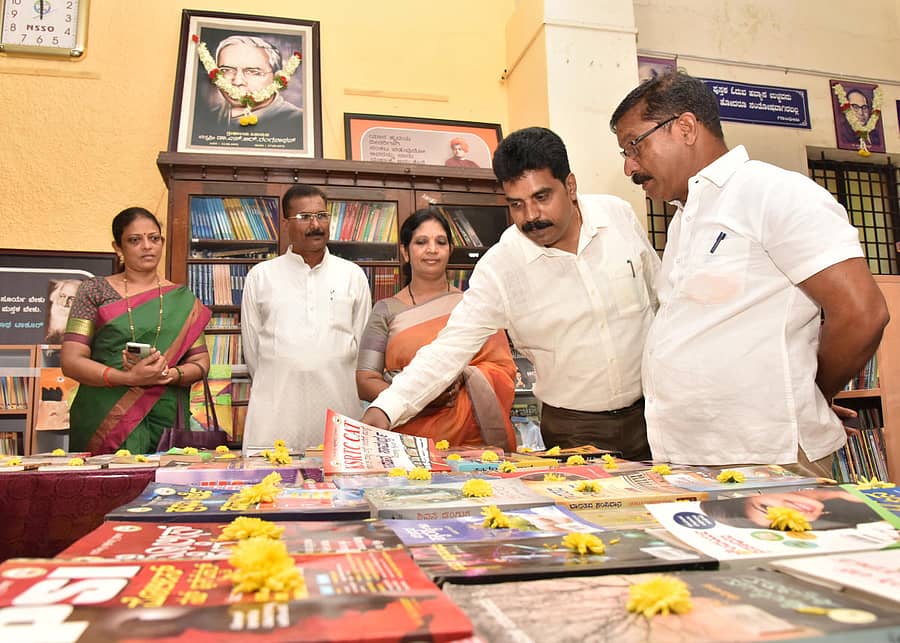 ಬಾವುಟಗುಡ್ಡೆಯಲ್ಲಿರುವ ನಗರ ಕೇಂದ್ರ ಗ್ರಂಥಾಲಯದಲ್ಲಿ ರಾಷ್ಟ್ರೀಯ ಗ್ರಂಥಾಲಯ ಸಪ್ತಾಹದ ಅಂಗವಾಗಿ ಏರ್ಪಡಿಸಿದ್ದ ಪುಸ್ತಕಗಳ ಪ್ರದರ್ಶನವನ್ನು ಮೇಯರ್ ಜಯಾನಂದ ಅಂಚನ್ ವರು ಬುಧವಾರ ವೀಕ್ಷಿಸಿದರು. ಪಾಲಿಕೆ ಸದಸ್ಯೆ ಲೀಲಾವತಿ, ಡಾ.ಗಣೇಶ್ ಅಮೀನ್ ಸಂಕಮಾರ್, ಗಾಯತ್ರಿ ಹಾಗೂ ರಾಘವೇಂದ್ರ ಕೆ.ವಿ ಇದ್ದಾರೆ –ಪ್ರಜಾವಾಣಿ ಚಿತ್ರ