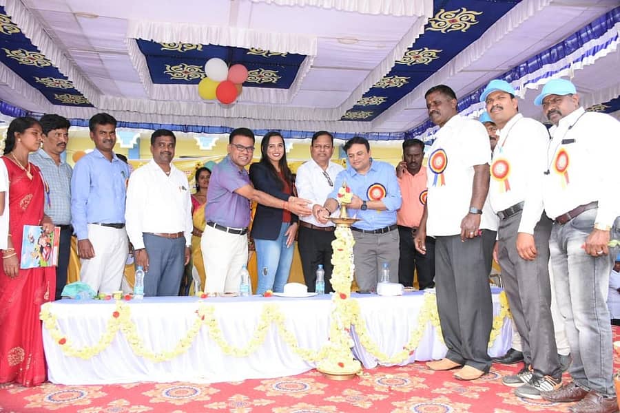 ಮೈಸೂರಿನ ಚಾಮುಂಡಿ ವಿಹಾರ ಕ್ರೀಡಾಂಗಣದಲ್ಲಿ ಬುಧವಾರ ನಡೆದ ವಸತಿ ಶಾಲೆಗಳ ಕ್ರೀಡಾಕೂಟವನ್ನು ಜಿಲ್ಲಾ ಪರಿಶಿಷ್ಟ ವರ್ಗಗಳ ಕಲ್ಯಾಣ ಇಲಾಖೆಯ ಯೋಜನಾ ಸಮನ್ವಯಾಧಿಕಾರಿ ಎನ್.ಮುನಿರಾಜು, ಅಂತರರಾಷ್ಟ್ರೀಯ ಕ್ರೀಡಾಪಟು ಧನುಷಾ, ಜಿಲ್ಲಾ ಸಮನ್ವಯ ಅಧಿಕಾರಿ ಹೇಮ್ಕುಮಾರ್ ಹಾಗೂ ನಗರಪಾಲಿಕೆಯ ಹೆಚ್ಚುವರಿ ಆಯುಕ್ತ ಜಿ.ಎಸ್.ಸೋಮಶೇಖರ್ ಉದ್ಘಾಟಿಸಿದರು