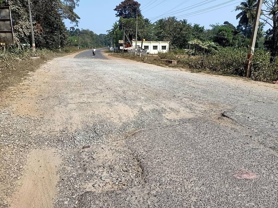 ಶಿರಸಿ ಸಮೀಪದ ಚಿಪಗಿ ಬಳಿ ಶಿರಸಿ–ಹುಬ್ಬಳ್ಳಿ ಹೆದ್ದಾರಿ ಹದಗೆಟ್ಟಿರುವುದು.