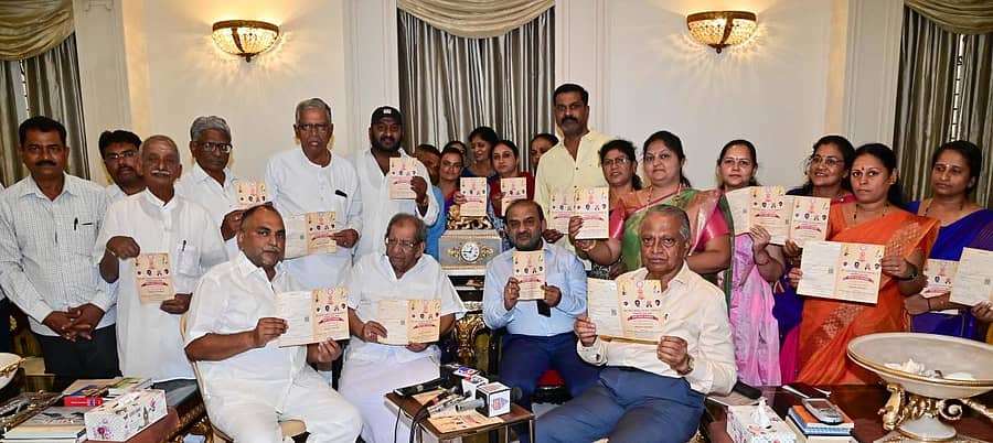 ದಾವಣಗೆರೆಯ ಶಾಸಕ ಶಾಮನೂರು ಶಿವಶಂಕರಪ್ಪ ಅವರ ನಿವಾಸದಲ್ಲಿ ಅಖಿಲ ಭಾರತ ವೀರಶೈವ–ಲಿಂಗಾಯತ ಮಹಾಸಭಾದ 23ನೇ ಮಹಾ ಅಧಿವೇಶನದ ಅಂಗವಾಗಿ ಆಮಂತ್ರಣ ಪತ್ರಕೆಯನ್ನು ಬಿಡುಗಡೆ ಮಾಡಲಾಯಿತು