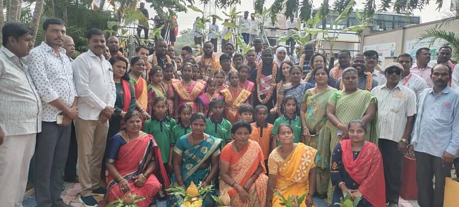 ಮಂಚನಾಯಕನಹಳ್ಳಿ ಗ್ರಾ.ಪಂ.ಗೆ ಭೇಟಿ ಕೊಟ್ಟ ಅಂತರರಾಷ್ಟ್ರೀಯ ಪ್ರತಿನಿಧಿಗಳನ್ನು ಅಧಿಕಾರಿಗಳು ಹಾಗೂ ಸ್ಥಳೀಯ ಜನಪ್ರತಿನಿಧಿಗಳು ಆತ್ಮೀಯವಾಗಿ ಸ್ವಾಗತಿಸಿದರು