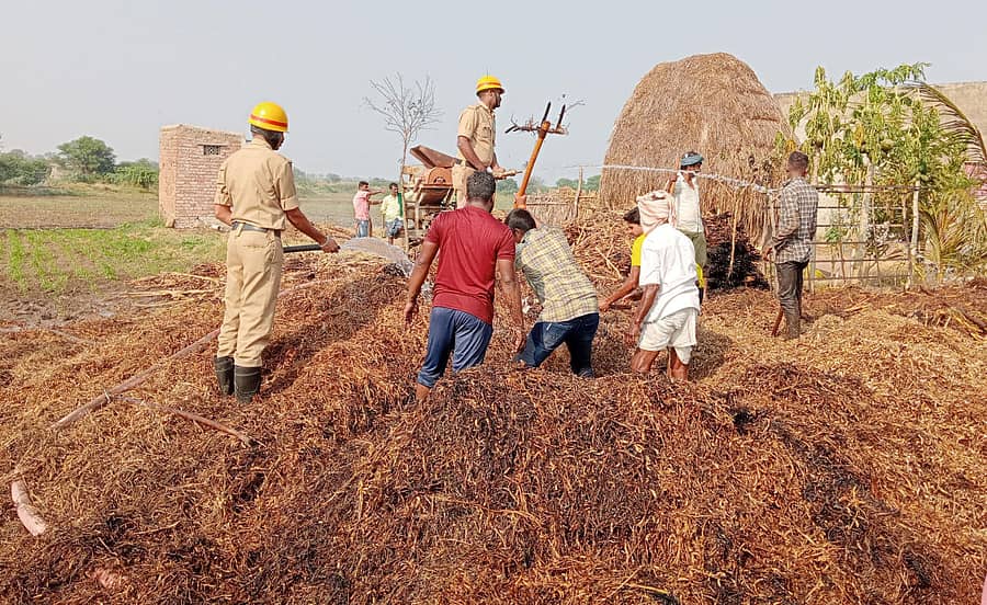 ಉಪ್ಪಿನಬೆಟಗೇರಿ ಗ್ರಾಮದ ಹೊರವಲಯದ ಹಳೇ ಬಸ್ ನಿಲ್ದಾಣದ ಹತ್ತಿರದ ಹೊಲದಲ್ಲಿ ಸಂಗ್ರಹಿಸಿದ್ದ ಹೊಟ್ಟು, ಮೇವಿನ ಬಣವೆ ಬೆಂಕಿಗಾಹುತಿಯಾಗಿವೆ
