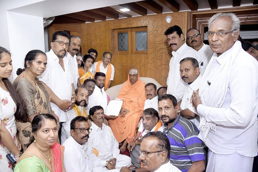 ಮೈಸೂರಿನ ಚಾಮುಂಡಿಪುರಂನ ಬಸವ ಬಳಗದ ಸದಸ್ಯತ್ವ ನೋಂದಣಿ ಕಾರ್ಯಕ್ರಮಕ್ಕೆ ಸುತ್ತೂರು ಶಾಖಾ ಮಠದಲ್ಲಿ ಶಿವರಾತ್ರಿ ದೇಶಿಕೇಂದ್ರ ಸ್ವಾಮೀಜಿ ಗುರುವಾರ ಚಾಲನೆ ನೀಡಿದರು