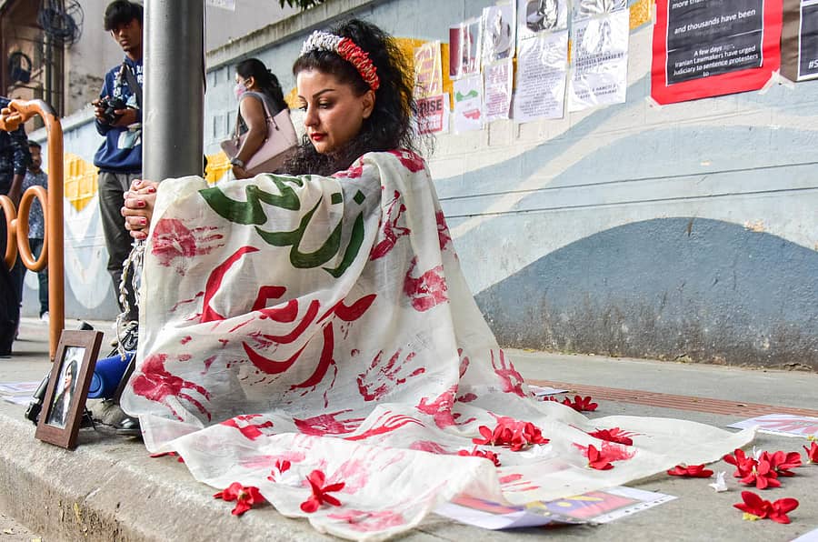 ಇರಾನ್ ಸರ್ಕಾರದ ವಿರುದ್ಧ ಮಹಿಳೆಯರು ನಡೆಸುತ್ತಿರುವ ಪ್ರತಿಭಟನೆ ಬೆಂಬಲಿಸಿ ಚರ್ಚ್ ಸ್ಟ್ರೀಟ್ನಲ್ಲಿ ಇರಾನ್ ದೇಶದ ಮಹಿಳೆ ನಿಕೊ ಮೌನ ಪ್ರತಿಭಟನೆ ನಡೆಸಿದರು. –ಪ್ರಜಾವಾಣಿ ಚಿತ್ರ