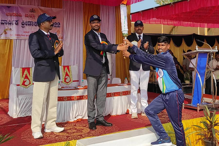 ಅಜ್ಜರಕಾಡು ಮಹಾತ್ಮ ಗಾಂಧಿ ಕ್ರೀಡಾಂಗಣದಲ್ಲಿ ಗುರುವಾರ ಜಿಲ್ಲಾ ಪೊಲೀಸ್ ವಾರ್ಷಿಕ ಕ್ರೀಡಾಕೂಟವಮ್ಮಿ ಜಿಲ್ಲಾಧಿಕಾರಿ ಎಂ.ಕೂರ್ಮಾರಾವ್ ಉದ್ಘಾಟಿಸಿ ಕ್ರೀಡಾಜ್ಯೋತಿ ಸ್ವೀಕರಿಸಿದರು.