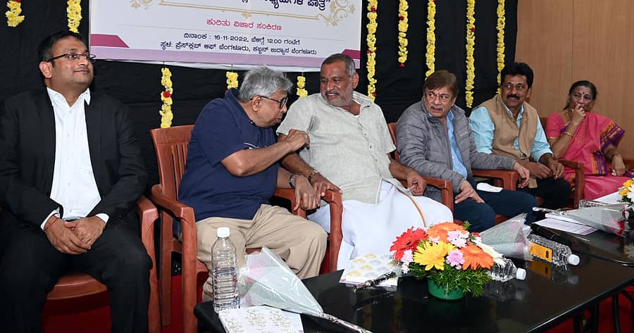 ಕರ್ನಾಟಕ ಮಾಧ್ಯಮ ಅಕಾಡೆಮಿ ಬುಧವಾರ ಆಯೋಜಿಸಿದ್ದ ವಿಚಾರ ಸಂಕಿರಣದಲ್ಲಿ ವಾರ್ತಾ ಇಲಾಖೆ ಆಯುಕ್ತ ಡಾ.ಪಿ.ಎಸ್‌.ಹರ್ಷ, ಪತ್ರಕರ್ತ ರಾಜಾ ಶೈಲೇಶಚಂದ್ರ ಗುಪ್ತ, ಕಾನೂನು ಸಚಿವ ಜೆ.ಸಿ.ಮಾಧುಸ್ವಾಮಿ, ನಟ ಅನಂತ್ ನಾಗ್, ಮಾಧ್ಯಮ ಅಕಾಡೆಮಿ ಅಧ್ಯಕ್ಷ ಕೆ. ಸದಾಶಿವ ಶೆಣೈ, ಪತ್ರಕರ್ತೆ ಆರ್.ಪೂರ್ಣಿಮಾ ಇದ್ದರು. –ಪ್ರಜಾವಾಣಿ ಚಿತ್ರ